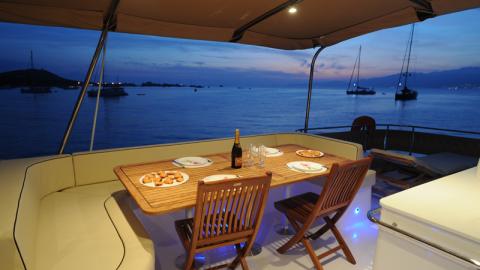 Fountaine Pajot Motor Yachts Queensland 55: fly-bridge table Fountaine Pajot Motor Yachts Queensland 55: fly-bridge table