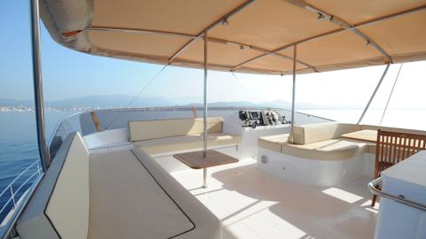 Fountaine Pajot Motor Yachts Queensland 55: fly-bridge and helm station Fountaine Pajot Motor Yachts Queensland 55: fly-bridge and helm station