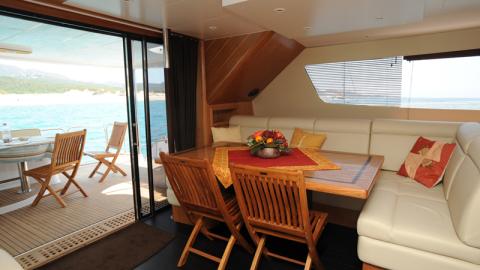 Fountaine Pajot Motor Yachts Queensland 55 : dining area Fountaine Pajot Motor Yachts Queensland 55 : dining area