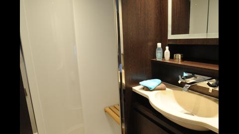 Fountaine Pajot Motor Yachts Queensland 55: head Fountaine Pajot Motor Yachts Queensland 55: head
