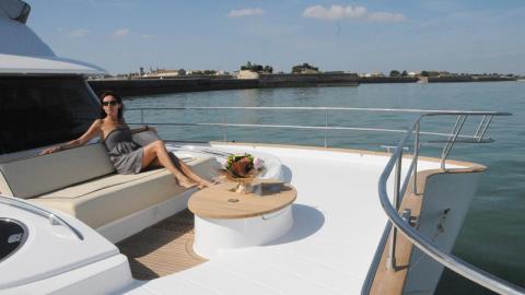 Fountaine Pajot Motor Yachts Queensland 55: foredeck Fountaine Pajot Motor Yachts Queensland 55: foredeck