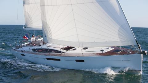 Jeanneau 58 : Navigating one the wind under genoa Jeanneau 58 : Navigating one the wind under genoa