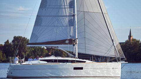 Jeanneau Sun Odyssey 319 : Navigating under gennaker Jeanneau Sun Odyssey 319 : Navigating under gennaker