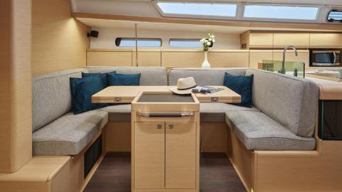 Jeanneau Sun Odyssey 449 : Saloon table seen from the charts table Jeanneau Sun Odyssey 449 : Saloon table seen from the charts table