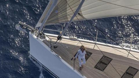 Jeanneau Yacht 64' : Navigating under gennaker Jeanneau Yacht 64' : Navigating under gennaker