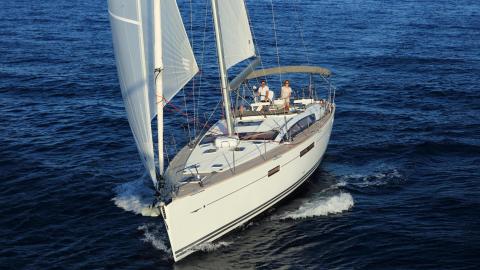 Jeanneau 58 : Navigating under gennaker port tack Jeanneau 58 : Navigating under gennaker port tack