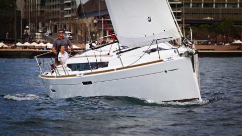 Jeanneau Sun Odyssey 389 : Navigating port tack Jeanneau Sun Odyssey 389 : Navigating port tack