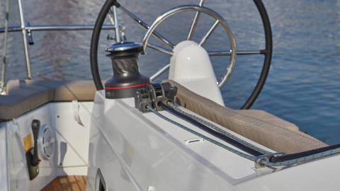 Sun Odyssey 410 : port helm station Sun Odyssey 410 : port helm station