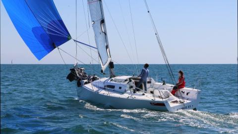 J 11 S: Navigating under spinnaker J 11 S: Navigating under spinnaker