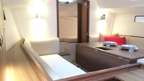 J-Boats - J-Composites J 112 E : a spacious saloon J-Boats - J-Composites J 112 E : a spacious saloon