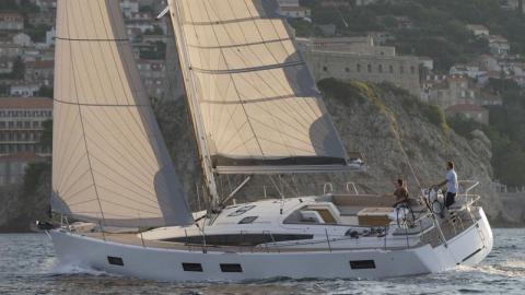 Jeanneau Yacht 54' : Navigating on the wind starboard tack Jeanneau Yacht 54' : Navigating on the wind starboard tack