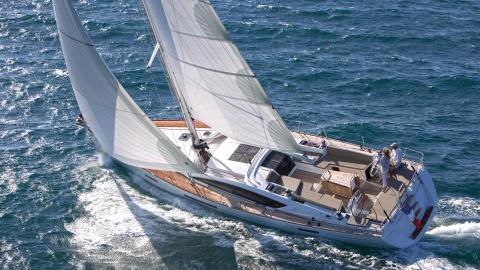 Jeanneau 58 : Navigating on the wind starboard tack Jeanneau 58 : Navigating on the wind starboard tack
