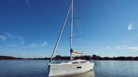 Jeanneau Sun Odyssey 319 : At anchor other view Jeanneau Sun Odyssey 319 : At anchor other view