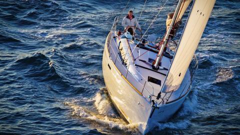 Jeanneau Sun Odyssey 389 : sailing on starboard tack Jeanneau Sun Odyssey 389 : sailing on starboard tack