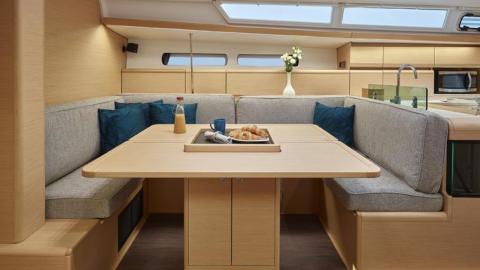 Jeanneau Sun Odyssey 449 : Saloon table other view Jeanneau Sun Odyssey 449 : Saloon table other view