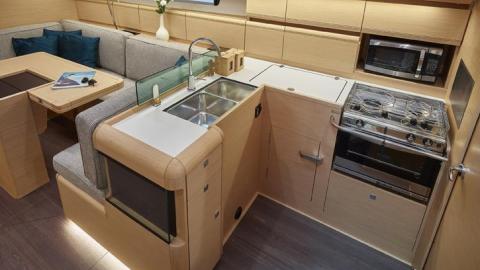 Jeanneau Sun Odyssey 449 : Galley Jeanneau Sun Odyssey 449 : Galley
