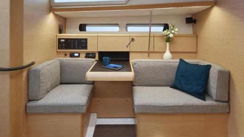 Jeanneau Sun Odyssey 449 : Charts table and settes Jeanneau Sun Odyssey 449 : Charts table and settes