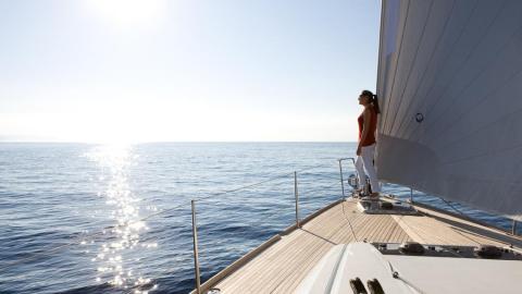 Jeanneau Sun Odyssey 519 : Deck and port companionway Jeanneau Sun Odyssey 519 : Deck and port companionway