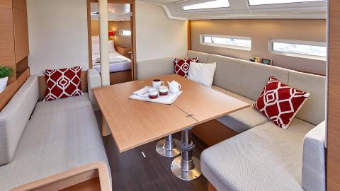 Jeanneau Sun Odyssey 410 : saloon table and settees Jeanneau Sun Odyssey 410 : saloon table and settees