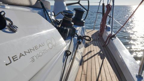 Jeanneau Yacht 60 standard : Port companionway Jeanneau Yacht 60 standard : Port companionway