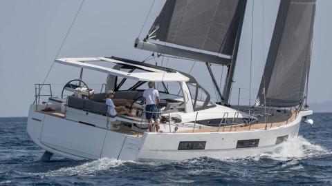 Jeanneau Yacht 60 standard : Navigating one the wind port tack Jeanneau Yacht 60 standard : Navigating one the wind port tack