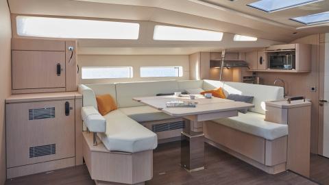 Jeanneau Yacht 60 : Saloon table Jeanneau Yacht 60 : Saloon table
