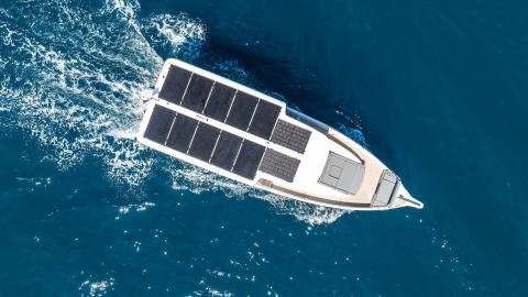 Jeanneau Sea Loft 480 : panneaux solaires de 4.2 KW Jeanneau Sea Loft 480 : 4.2 kW solar panels