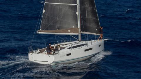 Sun Odyssey 410 : sailing under gennaker Sun Odyssey 410 : sailing under gennaker