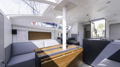 RM 1370 : folding saloon table RM 1370 : folding saloon table