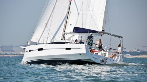 RM 1370 : upwind on port tack RM 1370 : upwind on port tack