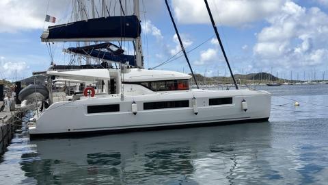 CNB Lagoon 50 : In marina
