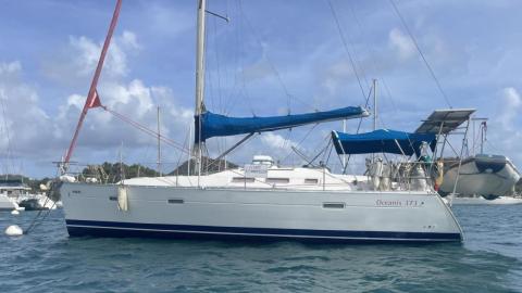 Bénéteau Oceanis 373 : On mooring in Martinique