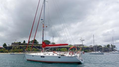 Bénéteau Oceanis 440 : At anchor in Martinique