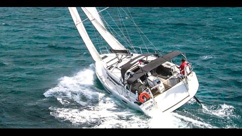 Jeanneau Sun Odyssey 440 Moon sailing