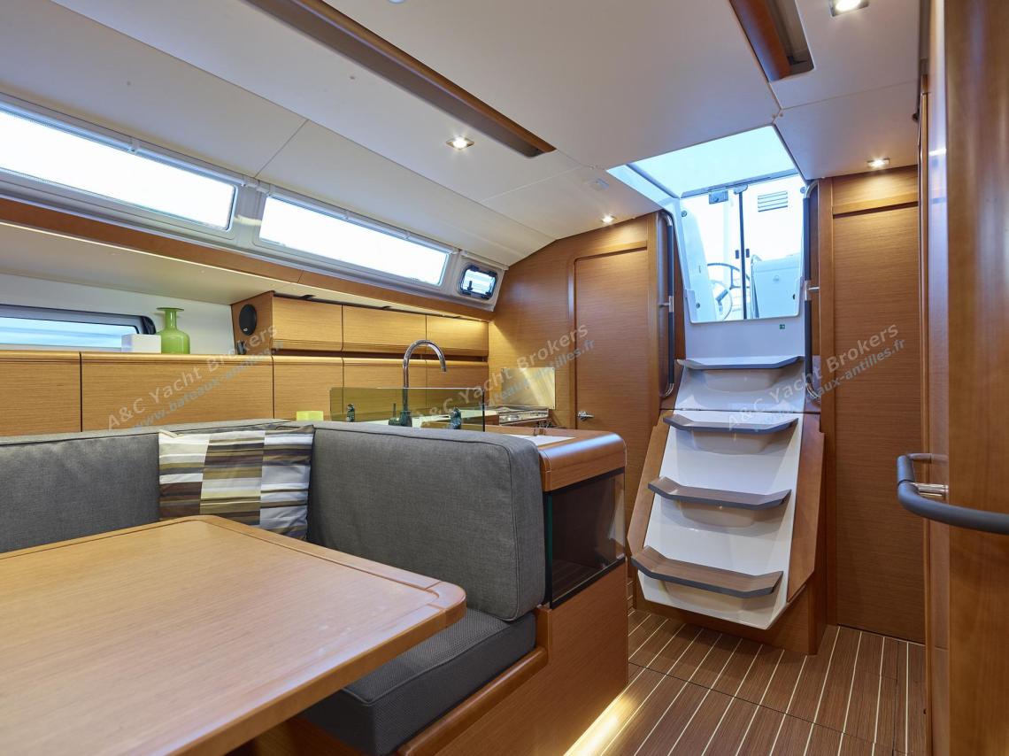 Jeanneau Sun Odyssey 419 : Saloon and access