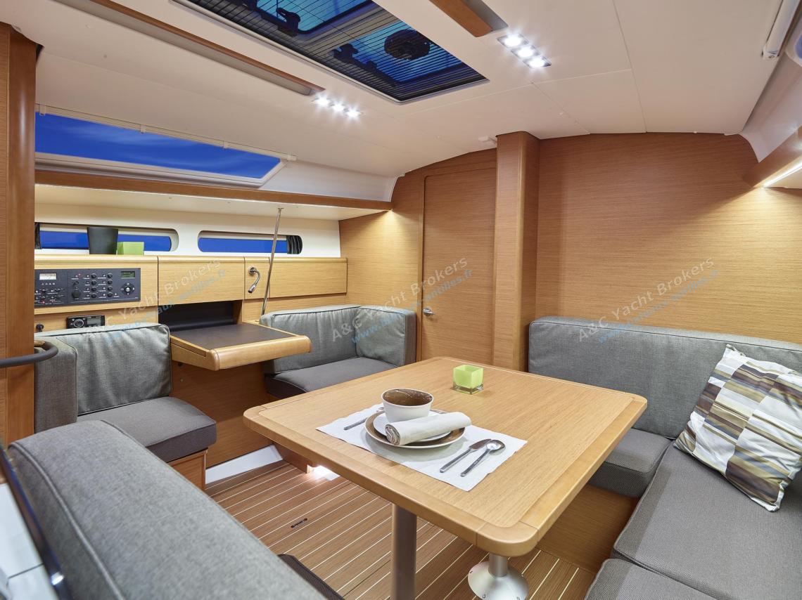 Jeanneau Sun Odyssey 419 : Saloon table and settees