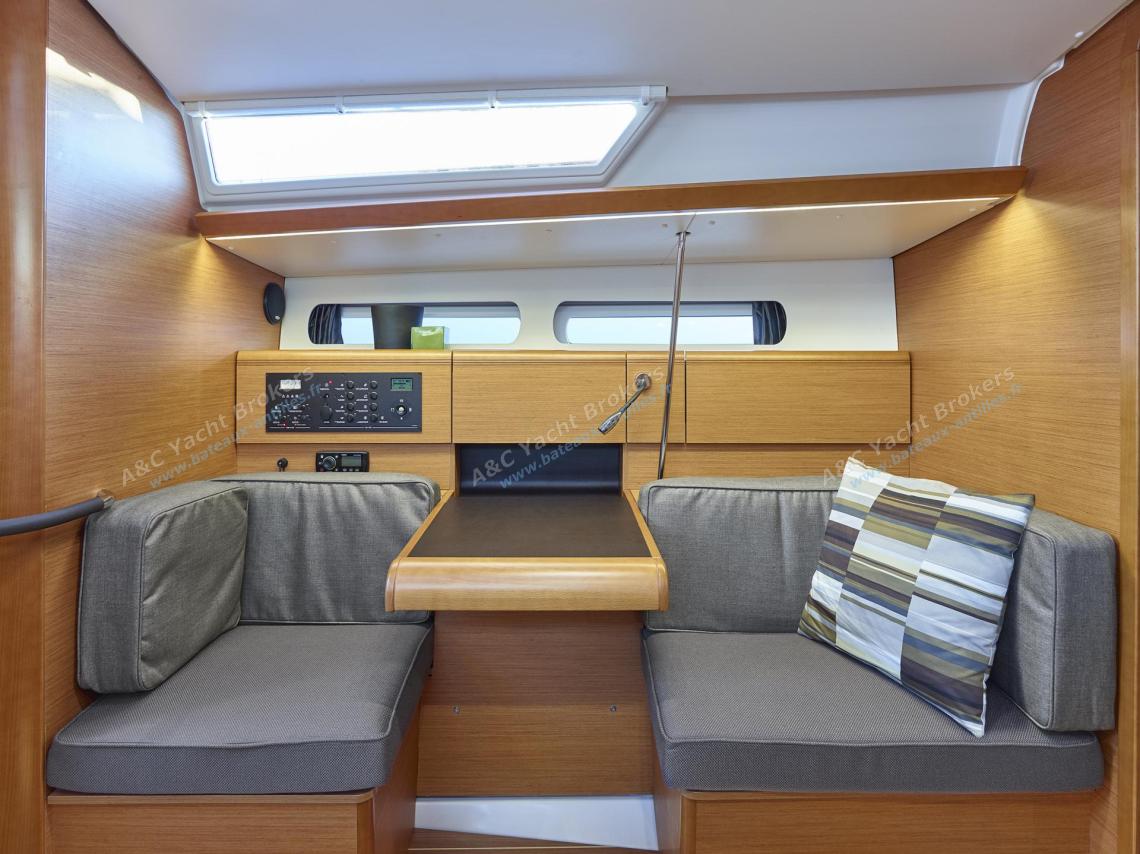 Jeanneau Sun Odyssey 419 : Charts table and settees