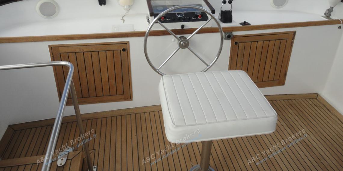 Cheoy Lee Europa 53’ : Helm station on flybridge Cheoy Lee Europa 53’ : Helm station on flybridge