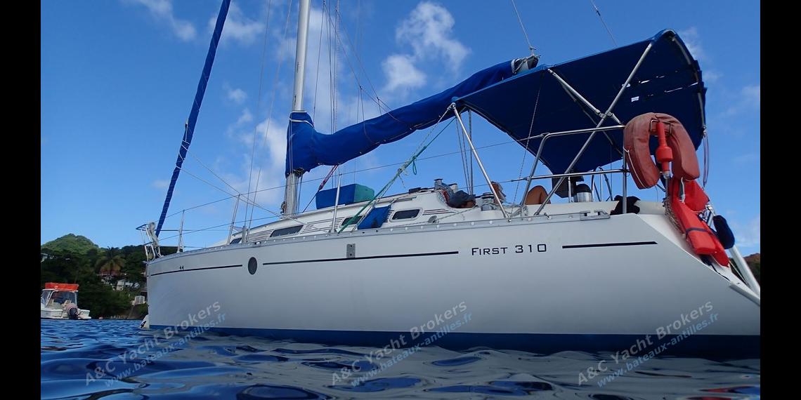 Bénéteau First 310: At anchor Bénéteau First 310: At anchor