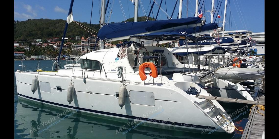 Lagoon Lagoon 380 : In the marina Lagoon Lagoon 380 : In the marina