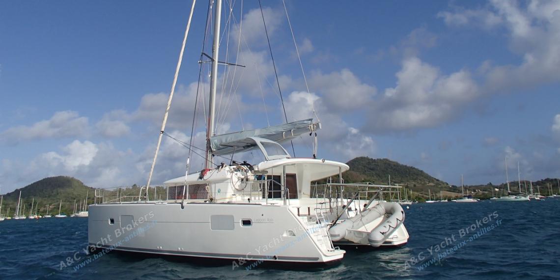 Lagoon 400 3 cabins : At anchor in Martinique Lagoon 400 3 cabins : At anchor in Martinique