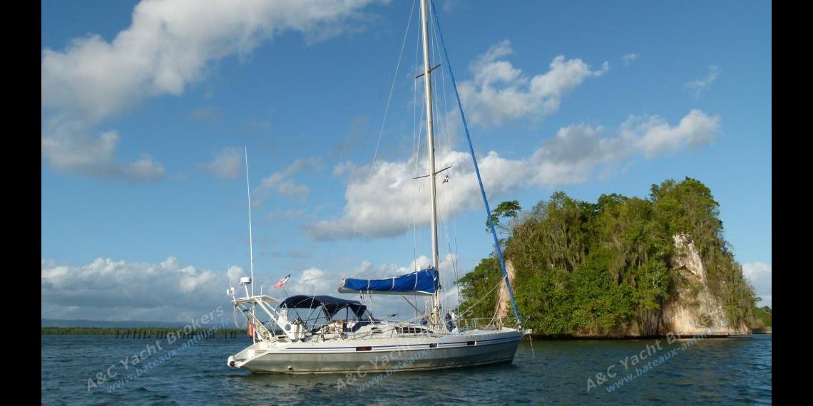 Ovni 43: At anchor in the Caribbean Ovni 43: At anchor in the Caribbean