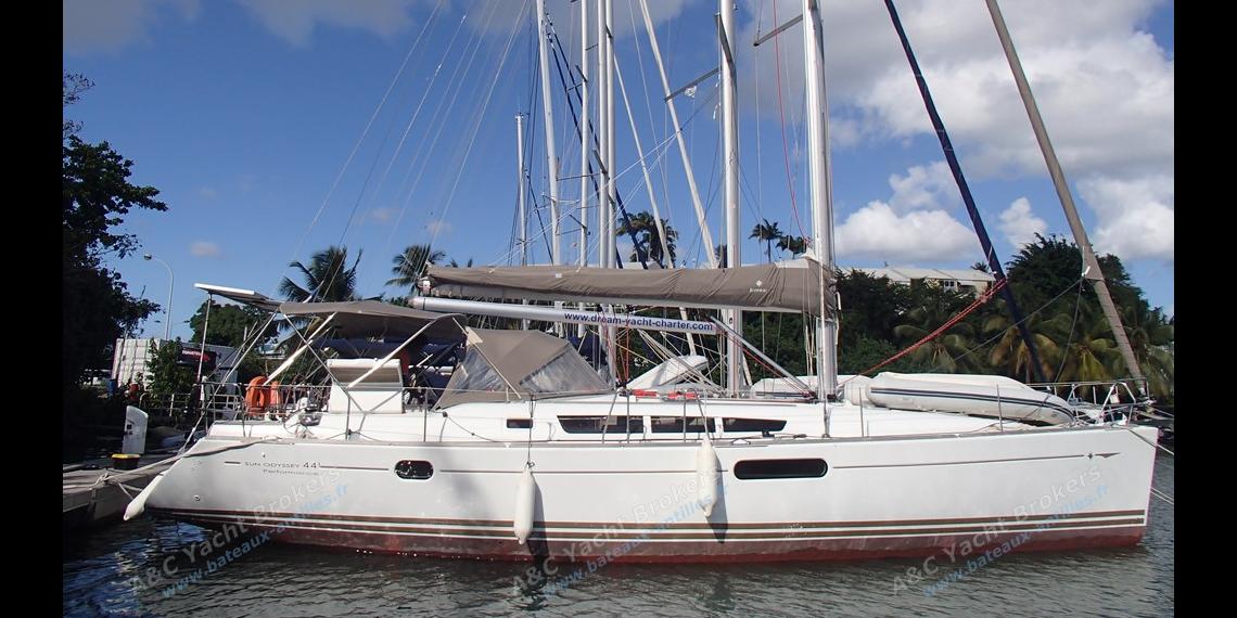 Sun Odyssey 44 I : In the marina Sun Odyssey 44 I : In the marina