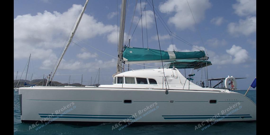 Lagoon Lagoon 410 : At anchor in Le Marin Lagoon Lagoon 410 : At anchor in Le Marin