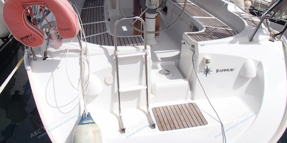 Jeanneau Sun Odyssey 37 : Aft transom and swim ladder Jeanneau Sun Odyssey 37 : Aft transom and swim ladder
