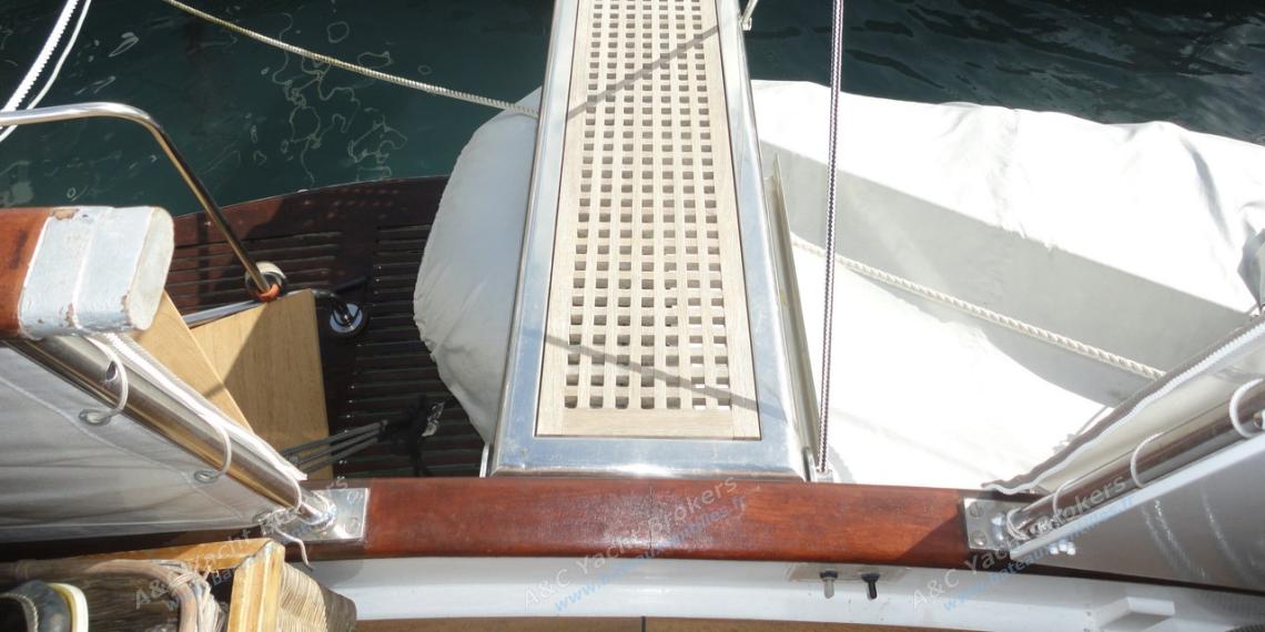 Cheoy Lee Europa 53’ : Hydraulic gangway Cheoy Lee Europa 53’ : Hydraulic gangway