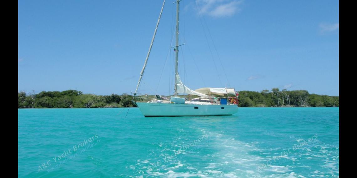 At anchorage in The Grenadines - Sapo Fugue 11 mètres, Used (1984) - Martinique (Ref 329) At anchorage in The Grenadines - Sapo Fugue 11 mètres, Used (1984) - Martinique (Ref 329)