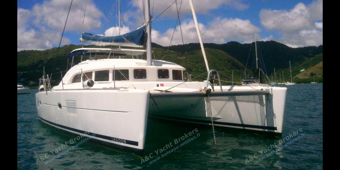 Lagoon 380 S2 at anchor - Lagoon Lagoon 380 S2, Used (2008) - Martinique (Ref 402) Lagoon 380 S2 at anchor - Lagoon Lagoon 380 S2, Used (2008) - Martinique (Ref 402)