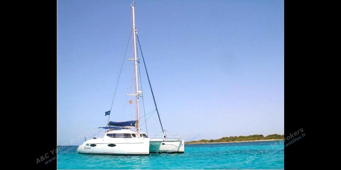 Lavezzi 40 at anchor - Fountaine Pajot Lavezzi 40 Maestro, Used (2006) - France (Ref 404) Lavezzi 40 at anchor - Fountaine Pajot Lavezzi 40 Maestro, Used (2006) - France (Ref 404)