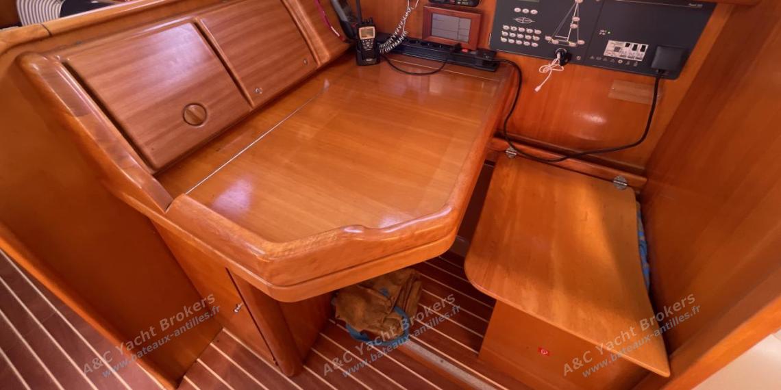 Bavaria 33 Cruiser : Charts table Bavaria 33 Cruiser : Charts table